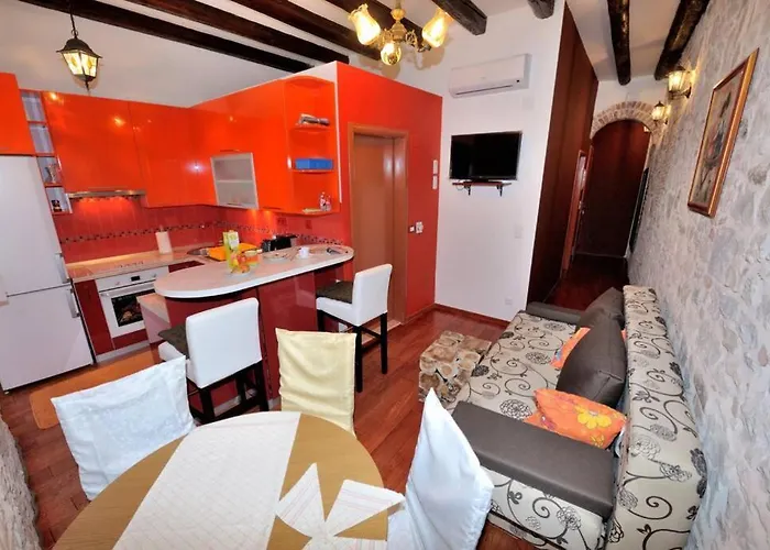 Charming Stone In The Heart Of Lägenhet Split